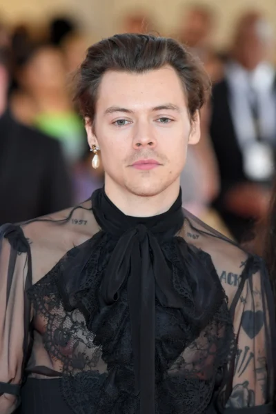 Harry Styles w naszyjniku z pereł lansuje trend na pearl core