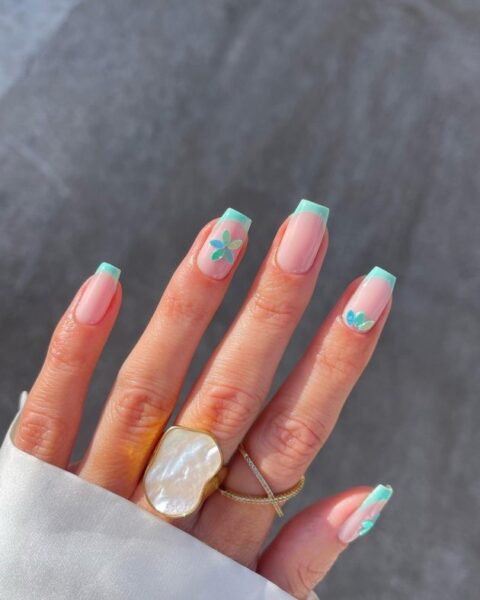 Modne wzorki na paznokcie 2024: „Hibiscus Nails” to wakacyjny manicure, który podbija Instagram