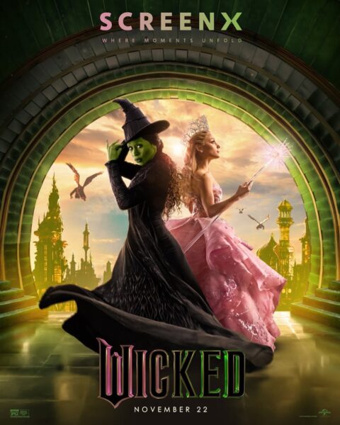 Plakat promujący film Wicked z Arianą Grande i Cynthią Erivo w rolach głównych. Aktorki poziują na planie filmu w kostiumach swoich postaci: różowej kreacji Galindy i czarnym kostiumie czarownicy.