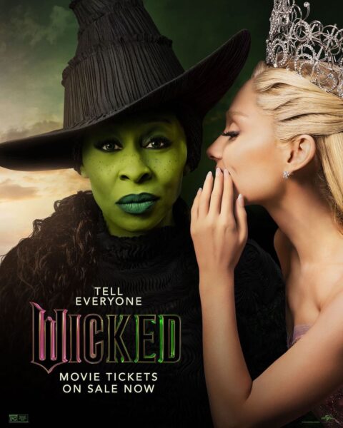 Plakat promujący film Wicked z Arianą Grande i Cynthią Erivo w rolach głównych. Aktorki poziują na planie filmu w kostiumach swoich postaci: różowej kreacji Galindy i czarnym kostiumie czarownicy.