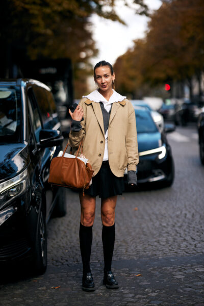 Modna stylizacja z fashion weeków z barn jacket w roli głównej