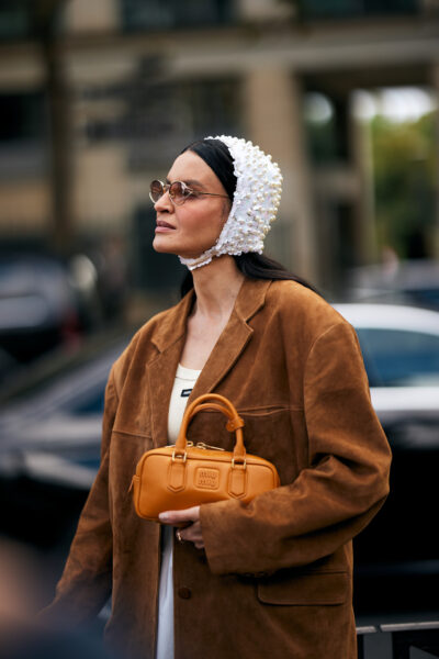 Detale w stylu vintage, takie jak perły i rękawiczki, w paryskim streetstyle podczas Fashion Week