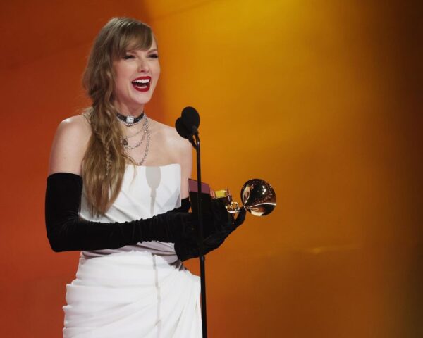 Taylor Swift odbierająca nagrodę podczas ceremonii Grammy