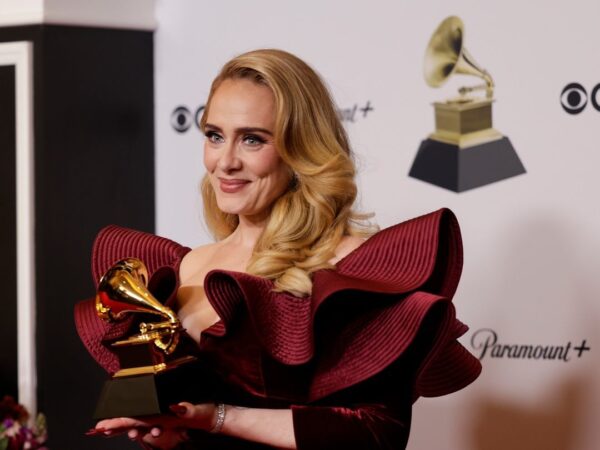 Adele na czerwonym dywanie Grammy