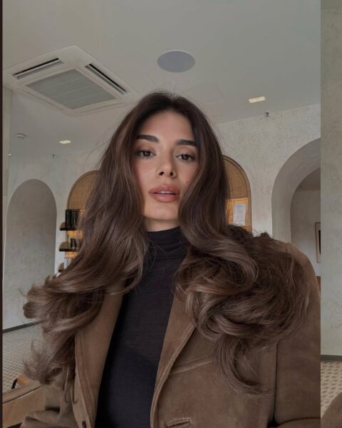 Modelka w modnej marynarce w kolorze mocha mousse