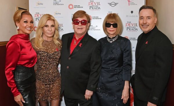 Elton John, Anna Wintour i Donatella Versace na premierze musicalu "Diabeł ubiera się u Prady" w Londynie.