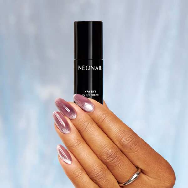 Kolekcja NEONAIL Glacial Snow: Manicure hybrydowy z wykorzystaniem lakieru Cat Eye od NeoNail w różowym odcieniu.