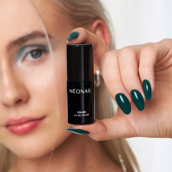 Nowoczesny manicure z użyciem lakieru hybrydowego Neonail – głęboki, elegancki butelkowo-zielony odcień, idealny na co dzień i na specjalne okazje.