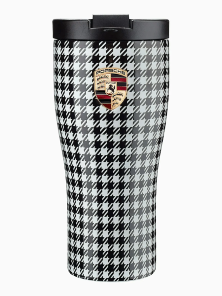 Stylowy kubek termiczny Porsche z motywem pepitki i złotym logo marki.