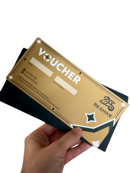 Złoty voucher podarunkowy Reshine, idealny na prezent, trzymany w dłoni.