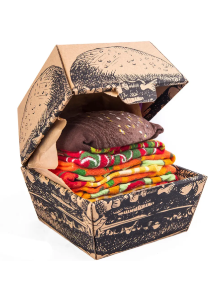 Kolorowe skarpetki zapakowane w oryginalne pudełko przypominające burgera, produkt marki Skarpetoholik.