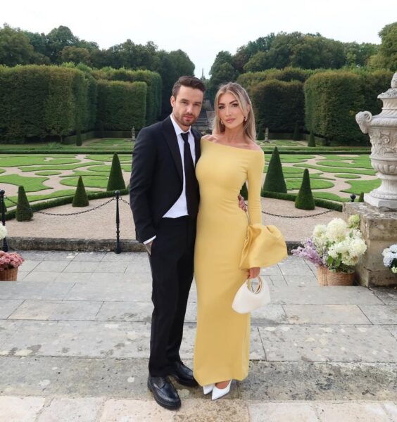 Liam Payne i Kate Cassidy pozują w magicznym ogrodzie w odświętnych stylizacjach.