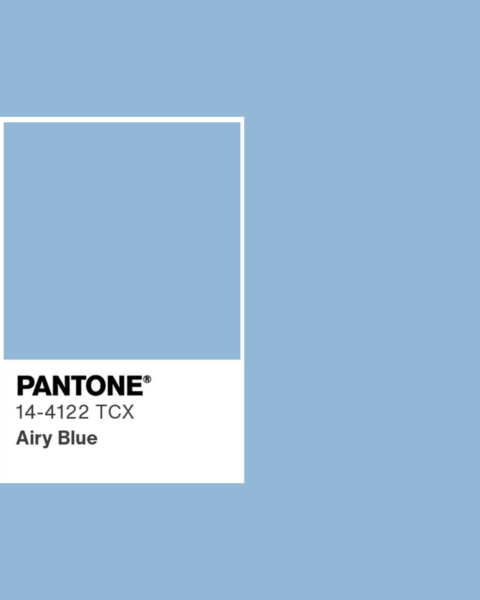 Prostokąt w subtelnym, jasnoniebieskim odcieniu, nawiązujący do koloru Pantone „Airy Blue”.