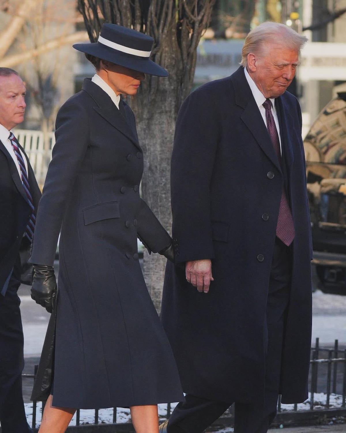 Melania Trump Inauguracja 2025: Elegancka kobieta w kapeluszu oraz granatowym total looku.