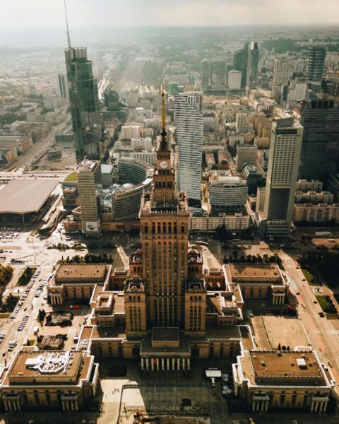 Co robić w ferie zimowe w Warszawie? Widok z lotu ptaka na Pałac Kultury i Nauki w Warszawie oraz otaczający go teren.