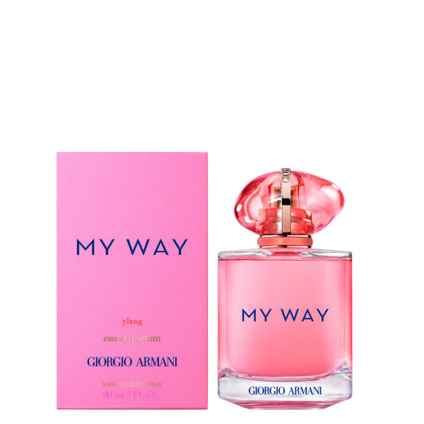 Nowości na wiosnę 2025: Perfumy Giorgio Armani My Way – Elegancki flakon perfum My Way w edycji Ylang, ustawiony obok różowego opakowania z nazwą marki. Kobiecy design podkreślony delikatnym różem i złotymi detalami.