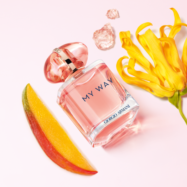 Kompozycja perfum My Way – Flakon perfum Giorgio Armani My Way otoczony żółtym kwiatem ylang-ylang, kawałkiem mango oraz kryształkami cukru, podkreślającymi jego egzotyczny i słodki zapach.