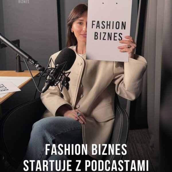 Polskie podcasty o modzie: zdjęcie ze studia podczas nagrywania podcastu Fashion Biznes.