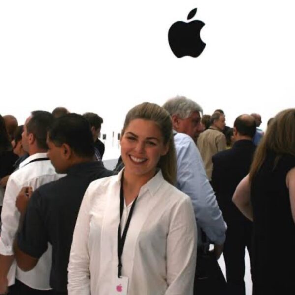 Belle Gibson partner: influencerka podczas konferencji apple.