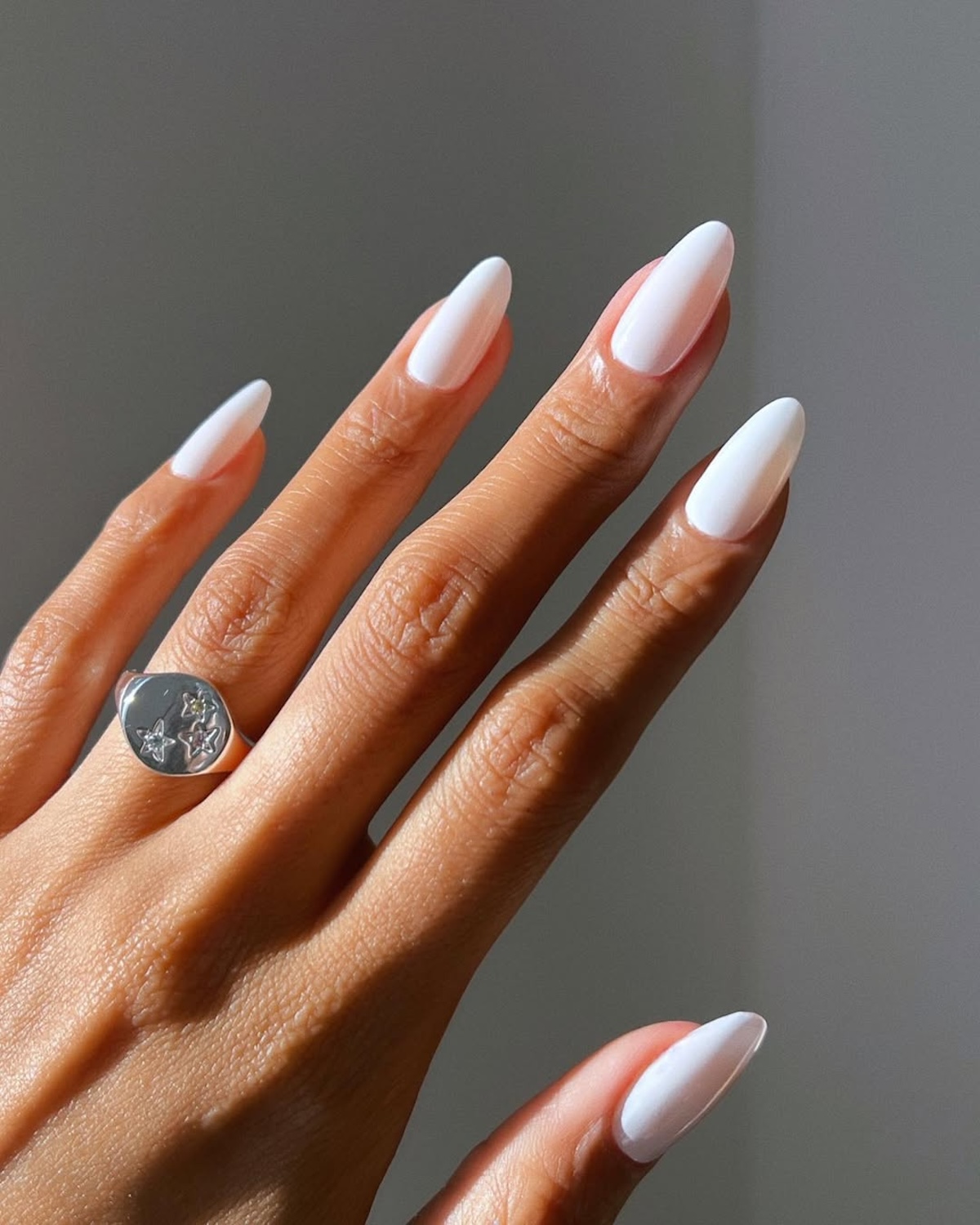 Biały manicure – trendy na 2025 rok, które noszą najmodniejsze it girls