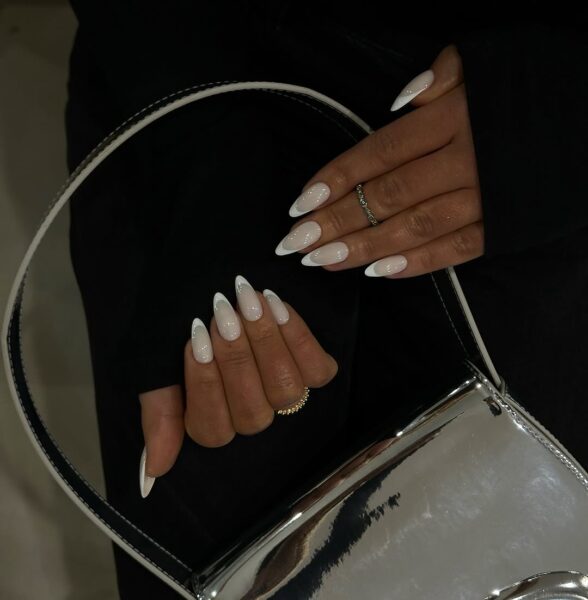 French manicure wykonany w połączeniu z białym lakierem do paznokci i tym półtransparentnym