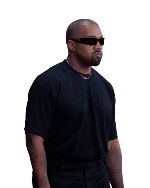 Kanye West w total looku black – klasyka w jego stylu – Bliskie ujęcie Westa w czarnym t-shircie, okularach przeciwsłonecznych i delikatnym łańcuszku na szyi. Mocna, surowa stylizacja podkreśla jego charakterystyczny styl, który stał się jego znakiem rozpoznawczym, szczególnie po zakończeniu burzliwego małżeństwa.