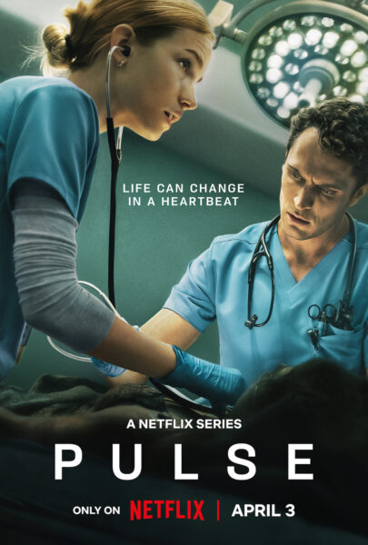 Plakat promujący serial „Pulse” na Netflix. Na pierwszym planie widać młodą kobietę i mężczyznę w niebieskich strojach medycznych, pochylających się nad nieprzytomnym pacjentem w sali operacyjnej. Kobieta używa stetoskopu, a mężczyzna uważnie obserwuje sytuację. W tle widoczna jest lampa chirurgiczna. Na środku umieszczono hasło „Life can change in a heartbeat”, a niżej duży tytuł „PULSE” wraz z informacją o premierze 3 kwietnia na Netflix.