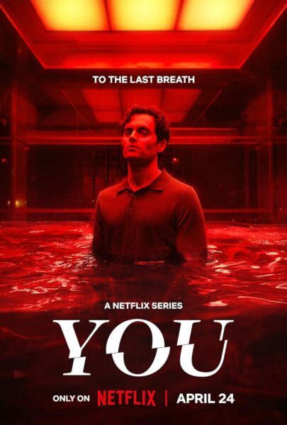 Plakat serialu Netflix pt. „YOU”. Mężczyzna o ciemnych włosach stoi w basenie z intensywnie czerwonym płynem, sięgającym mu do klatki piersiowej. Tło oraz oświetlenie utrzymane są w mocnej, czerwonej tonacji. U góry widnieje hasło „TO THE LAST BREATH”, a niżej duży tytuł „YOU” oraz informacja o premierze 24 kwietnia na Netflix.