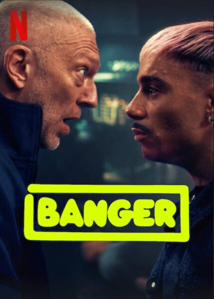 Na plakacie Netflixa do filmu „Banger” dwóch mężczyzn stoi naprzeciw siebie w napiętej konfrontacji – starszy, łysy po lewej i młodszy, z różowymi włosami po prawej. W centrum widoczny jest neonowy napis „BANGER” w jaskrawożółtej ramce, a w lewym górnym rogu umieszczono logo Netflix. W tle rozmyte, ciemne otoczenie podkreśla dramatyczny nastrój sceny.