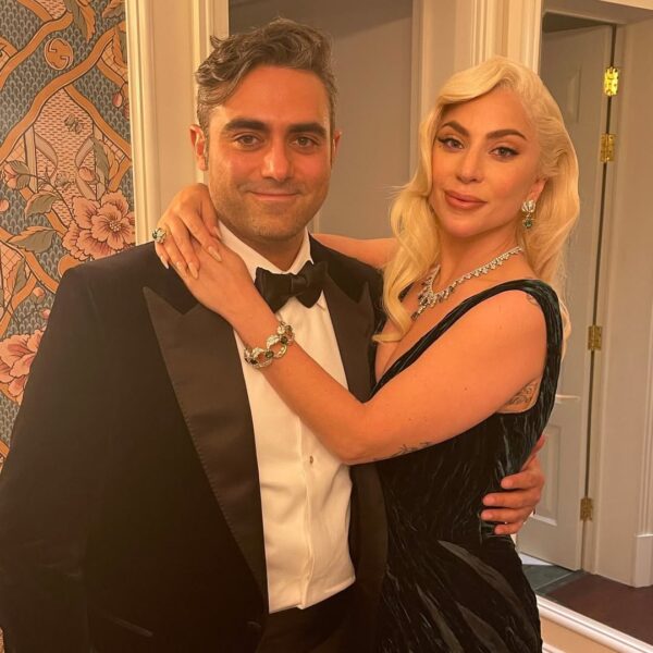 Lady Gaga i Michael Polansky pozują razem w eleganckim, klasycznym wnętrzu. Gaga ma długie blond fale, a na sobie ciemnozieloną, aksamitną suknię z głębokim dekoltem. Ozdobiona jest kompletem luksusowej biżuterii: naszyjnik, kolczyki, bransoletka i pierścionek z zielonymi i białymi kamieniami. Michael ma czarny smoking z muszką. Gaga obejmuje go za szyję, a on trzyma ją w talii. Oboje patrzą w stronę aparatu z delikatnym uśmiechem.