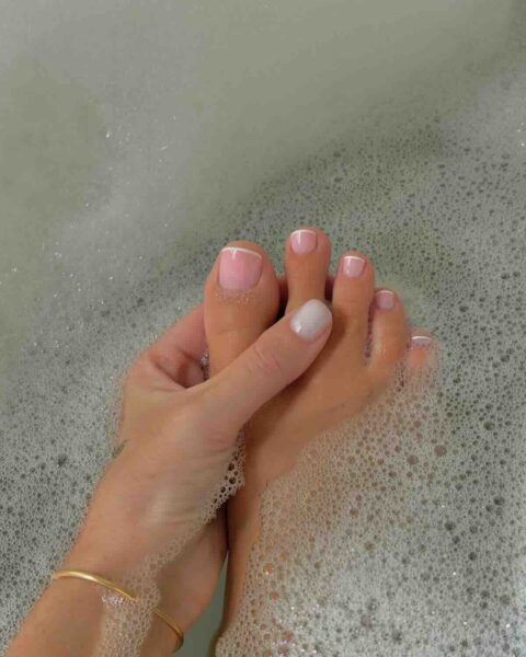 Pedicure na ciepłe dni: 5 prostych, lecz efektownych rozwiązań, które pasują do wszystkiego