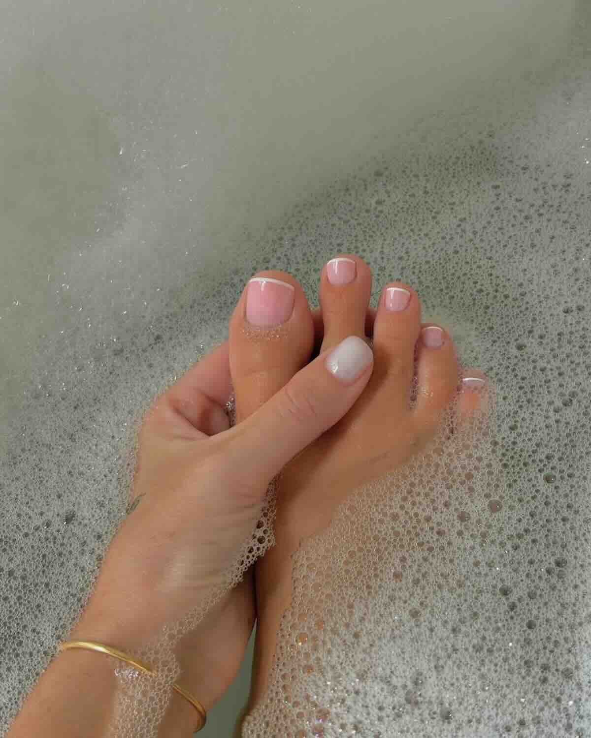 Pedicure na ciepłe dni: 5 prostych, lecz efektownych rozwiązań, które pasują do wszystkiego