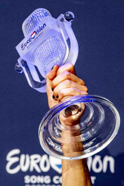 Eurowizja 2025 gdzie i kiedy?: Szklana statuetka na konferencji prasowej.