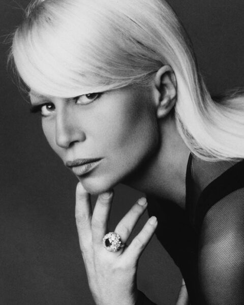 Donatella Versace kiedyś i dziś. Czarno-białe zdjęcie włoskiej projektantki mody w czasach młodości.