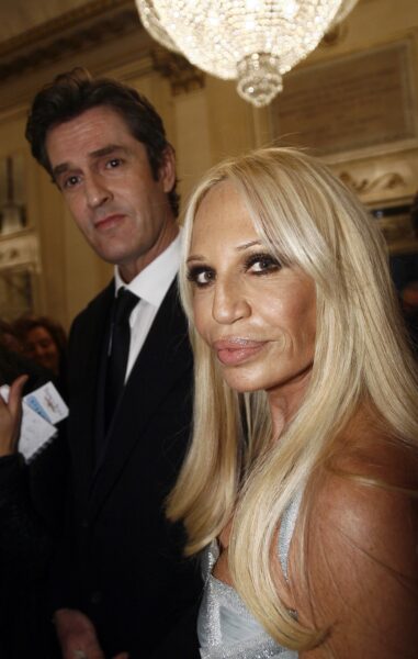 Włoska projektantka Donatella Versace kiedyś i aktor Rupert Everett przybywają do opery La Scala w Mediolanie 7 grudnia. Tego dnia słynny mediolański teatr inauguruje nowy sezon spektakli wielką premierą Aidy, która jest pierwszą nową produkcją reżysera Franco Zeffirellego w La Scali od 14 lat.