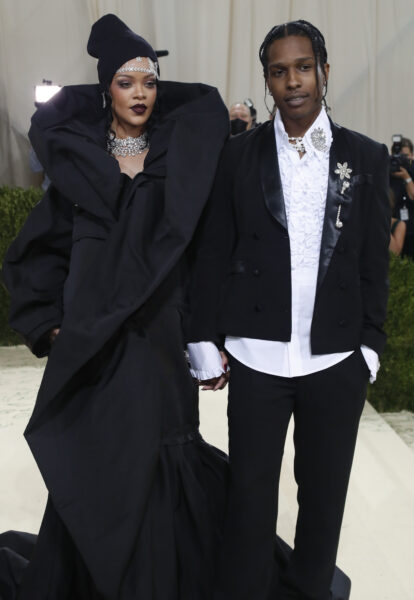 Rihanna i A$AP Rocky na Met Gala 2021 prezentują się w czarnych stylizacjach – ona w monumentalnej, rzeźbiarskiej kreacji Balenciaga Haute Couture z zakrytą głową i dramatycznym kołnierzem, on w klasycznym fraku z broszkami i satynowymi klapami.
