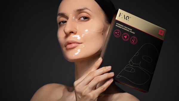 Kosmetyczne FOMO maj 2025: Kobieta trzymająca opakowanie maski i maseczkę na twarzy, która daje efekt glass skin.