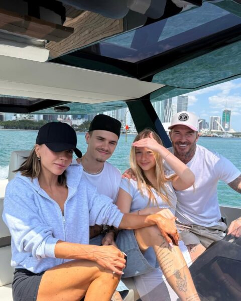 Rodzina Beckhamów na jachcie w Miami – Victoria, David i ich dzieci w luźnych, wakacyjnych stylizacjach pozują na tle panoramy miasta i błękitnej wody, uchwyceni podczas wspólnego relaksu na łodzi.