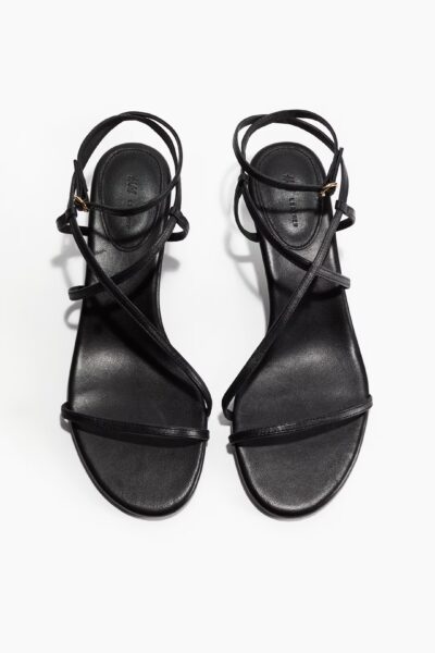 Czarne sandałki z paskami marki H&M. Zdjęcie produktowe przedstawia buty od góry.