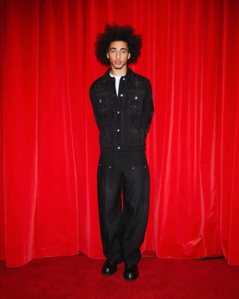 Julez w afro i w denimowym secie na czerwonym dywanie.