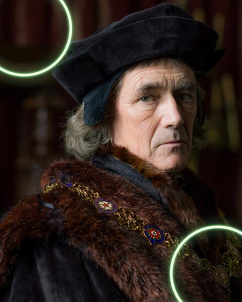 Kadr z serialu „Wolf Hall: The Mirror and the Light”. Na zdjęciu starszy mężczyzna w kostiumie z dawnej epoki – czapce i futrze.