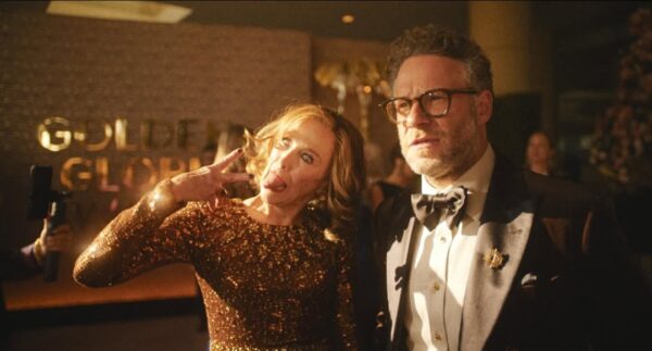 Kadr z serialu Studio. Na zdjęciu: Seth Rogen i Catherine O'Hara w trakcie rozdania nagród Złotych Globów.