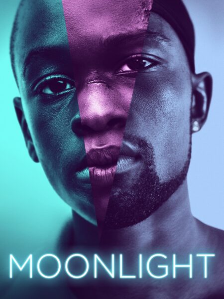 Plakat filmu 'Moonlight' przedstawia złożoną twarz trzech postaci w różnym wieku, symbolizujących głównego bohatera na trzech etapach życia – dzieciństwa, młodości i dorosłości. Twarz jest podzielona kolorystycznie na trzy pionowe segmenty: turkusowy, fioletowy i niebieski. Na dole znajduje się neonowy napis 'MOONLIGHT'.
