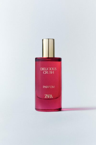 Butelka perfum Zara Delicious Crush w intensywnie malinowym flakonie z metaliczną złotą nakrętką, ustawiona na jasnym tle. Zapach o charakterze gourmand łączy nuty malin, wiśni, gardenii i karmelu, tworząc słodką i kobiecą kompozycję idealną na co dzień.