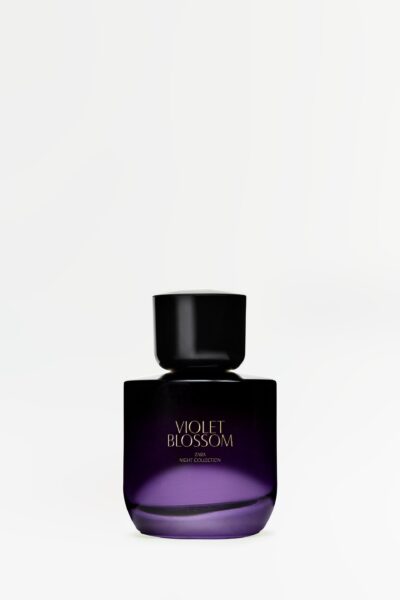 Ciemnofioletowy flakon perfum Violet Blossom z kolekcji Zara Night. Zapach utrzymany w tajemniczym, kwiatowo-owocowym klimacie, łączy nuty piwonii, irysa, mandarynki i malin w eleganckiej, wieczorowej interpretacji.