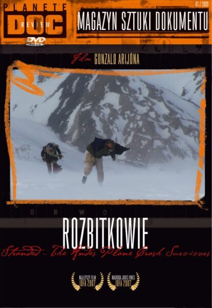 "Plakat filmu dokumentalnego 'Rozbitkowie' w serii Planete Doc Review. Na zdjęciu dwaj mężczyźni z trudem wspinają się po ośnieżonym, stromym zboczu górskim, walcząc z zimnem i wiatrem. W tle widać surowe, ośnieżone szczyty. U góry widnieje napis 'Magazyn Sztuki Dokumentu', a poniżej: 'Film Gonzalo Arijóna'. Tytuł 'Rozbitkowie' uzupełnia angielski podtytuł 'Stranded: The Andes Plane Crash Survivors'. Na dole znajdują się dwie złote pieczęcie festiwalowe IDFA 2007."