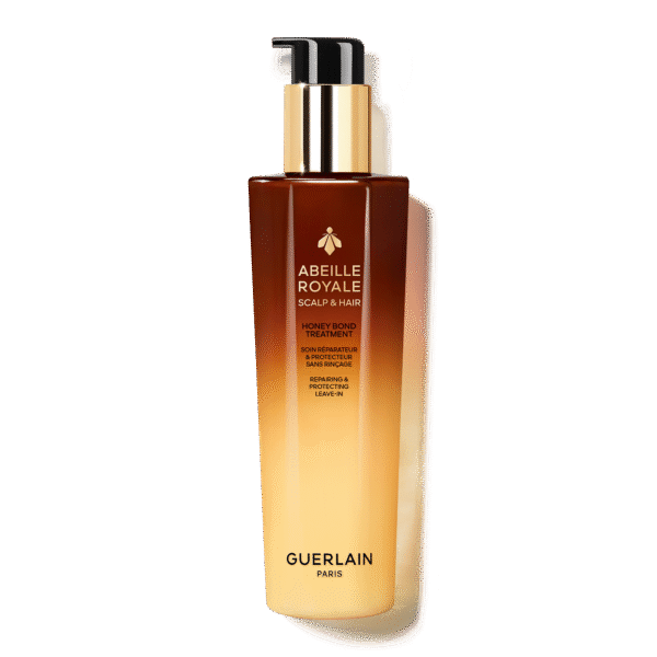 Luksusowa butelka pielęgnacyjnego serum do skóry głowy i włosów z serii Abeille Royale marki Guerlain. Kosmetyczne FOMO na czerwiec 2025: Produkt o miodowym składzie, zamknięty w eleganckim opakowaniu w odcieniach bursztynu i złota z pompką, wspomaga regenerację i ochronę włosów.