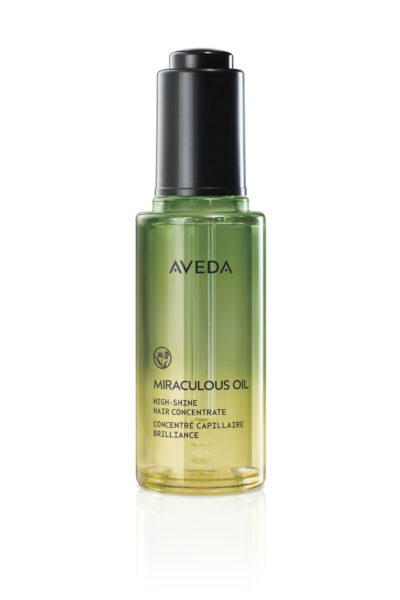 Butelka nabłyszczającego olejku do włosów Miraculous Oil marki Aveda w odcieniach zieleni i złota, wyposażona w czarną pompkę. Produkt oparty na naturalnych składnikach, dedykowany do intensywnej pielęgnacji włosów, zapewnia zdrowy połysk i wygładzenie.