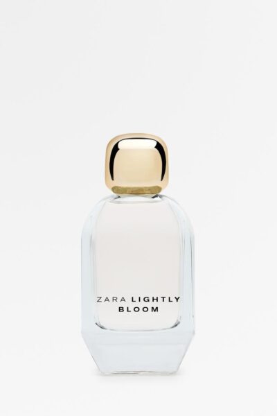 Zdjęcie produktowe perfum Zara Lightly Bloom. Elegancki flakon wypełniony różowymi perfumami, zamykany na złotą zakrętką.