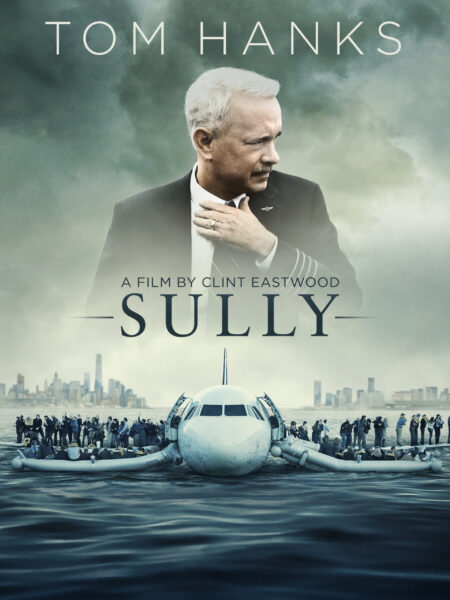 "Plakat filmu 'Sully'. W górnej części widnieje Tom Hanks w stroju pilota, z poważnym wyrazem twarzy i ręką przy sercu. W dolnej części widoczny jest samolot awaryjnie lądujący na wodzie, z pasażerami stojącymi na skrzydłach i w pontonach. W tle zarys panoramy Nowego Jorku. Na plakacie znajduje się napis: 'A film by Clint Eastwood – Sully'."